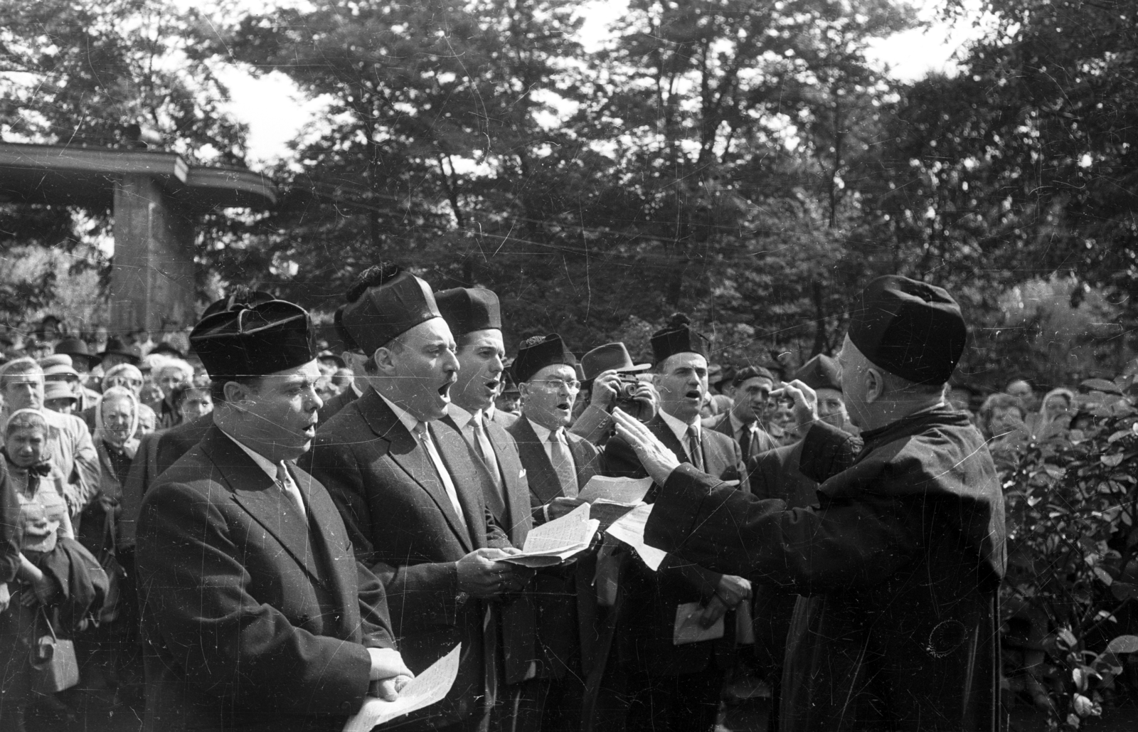 Hungary, Budapest X., Kozma utcai izraelita temető, háttérben balra a Holokauszt emlékmű részlete látszik. A Budapesti Izraelita Hitközség által rendezett mártír emlékünnepség 1960. szeptember 18-án., 1960, Bauer Sándor, Budapest, singing, choir, Fortepan #114232