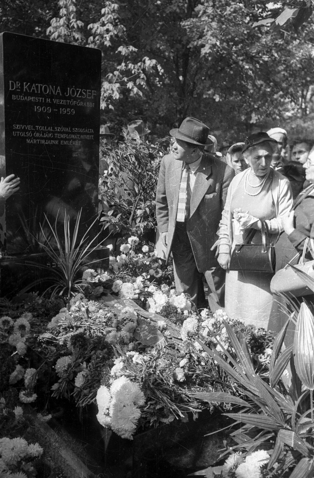 Hungary, Budapest X., Kozma utcai izraelita temető. A Budapesti Izraelita Hitközség által 1960. szeptember 18-án rendezett mártír emlékünnepség alkalmával felavatták Katona József főrabbi síremlékét is., 1960, Bauer Sándor, Budapest, tomb, Fortepan #114240