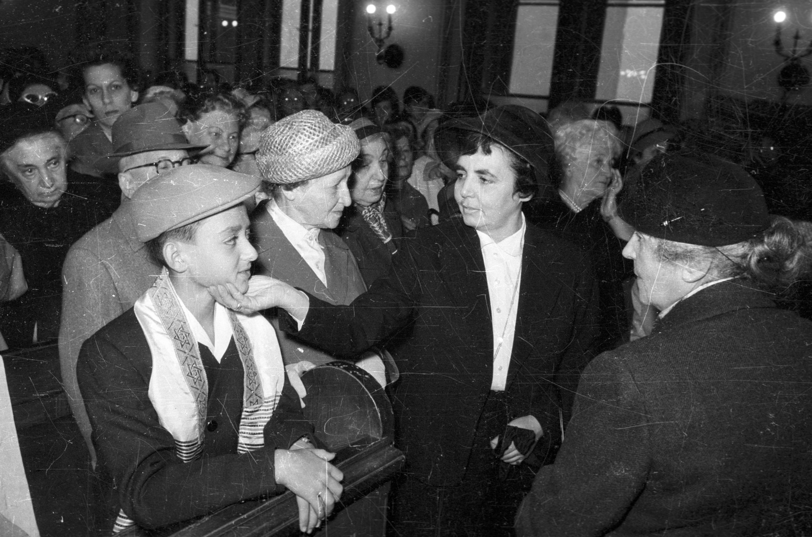 Hungary, Budapest VIII., József körút 27., az Országos Rabbiképző Intézet zsinagógája., 1963, Bauer Sándor, religion, hat, women, synagogue, judaism, Budapest, tallith, Fortepan #114241