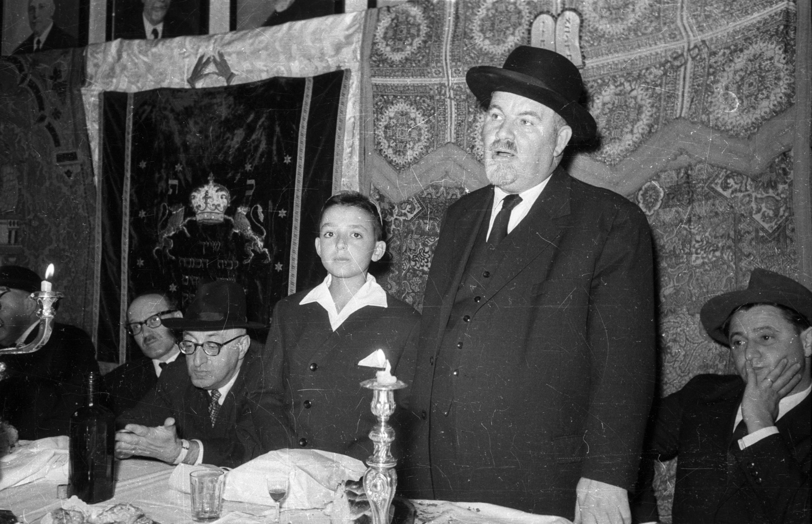 1963, Bauer Sándor, judaism, Hebrew script, open-necked shirt, prop up the head, Fortepan #114247