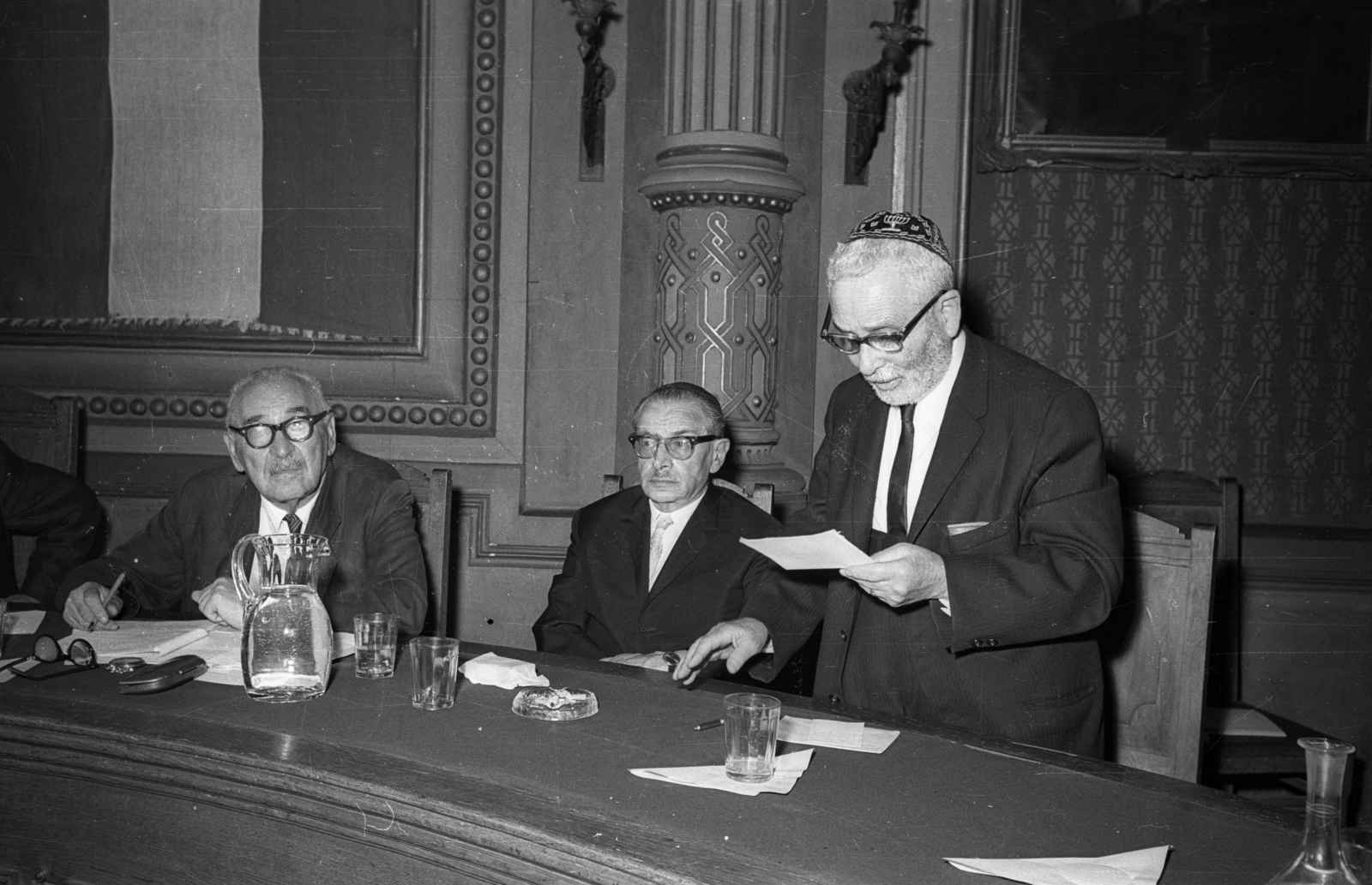 Hungary, Budapest VII., Síp utca 12., a Magyarországi Zsidó Hitközségek Szövetsége székházának díszterme, az oszlop előtt ül dr. Benoschofsky Imre országos főrabbi, tőle balra Láng Viktor a MIOK alelnöke., 1968, Bauer Sándor, Budapest, Fortepan #114259