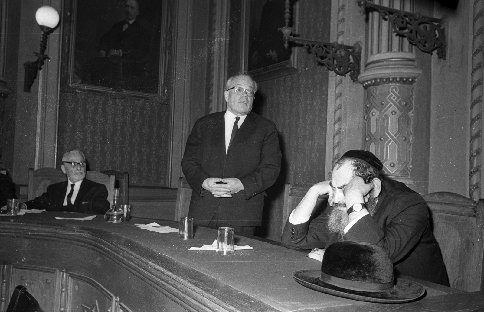 Hungary, Budapest VII., Síp utca 12., a Magyarországi Zsidó Hitközségek Szövetsége székházának díszterme. Jobb szélen Weisz Márton az Ortodox Rabbitanács elnöke., 1968, Bauer Sándor, Budapest, Fortepan #114260