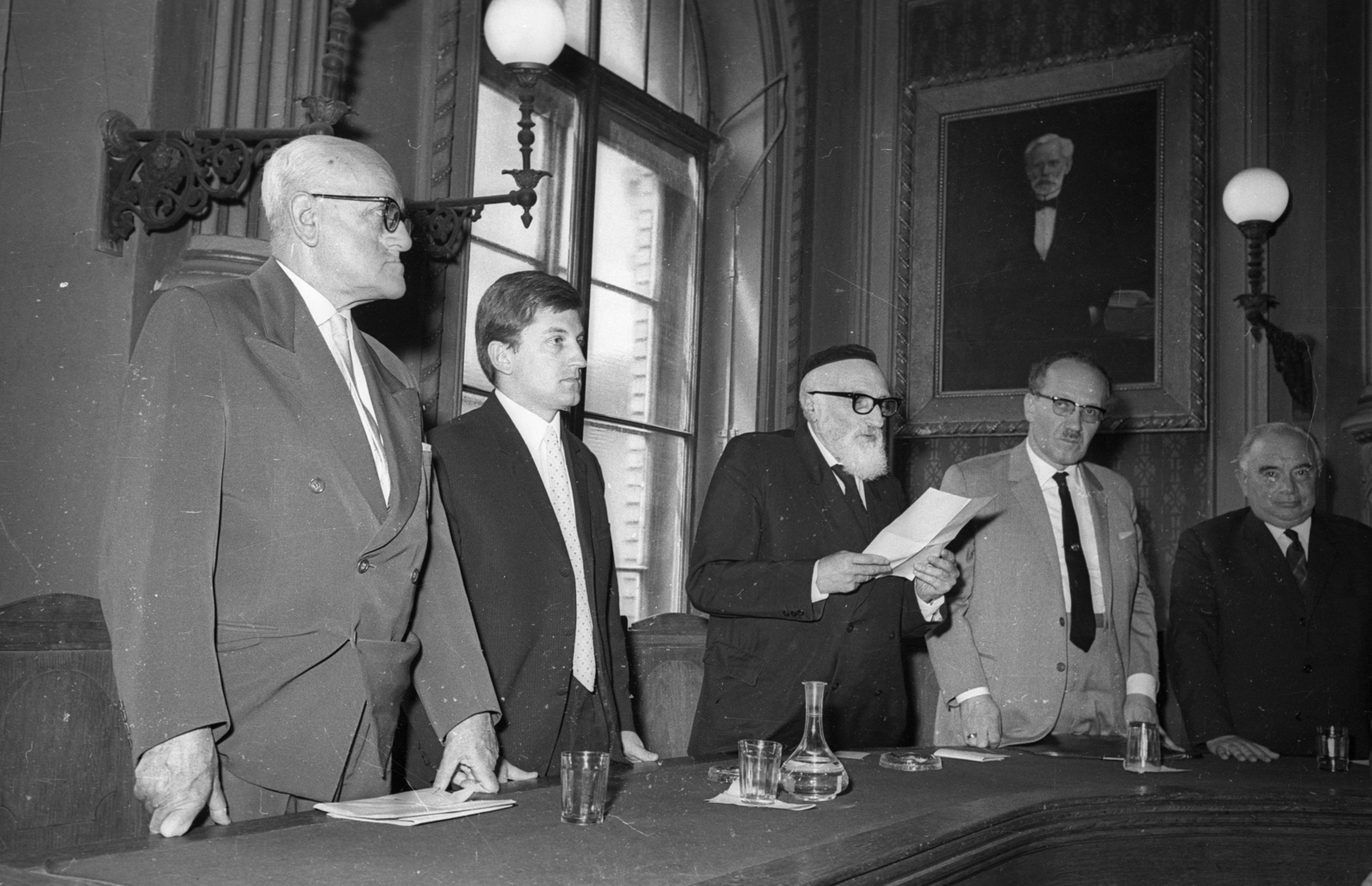 Hungary, Budapest VII., Síp utca 12., a Magyarországi Zsidó Hitközségek Szövetsége székházának díszterme, középen Schück Jenő az Ortodox Rabbitanács elnöke, tőle jobbra Scheiber Sándor főrabbi és Kulcsár Imre a MIOK alelnöke., 1968, Bauer Sándor, Budapest, Fortepan #114261