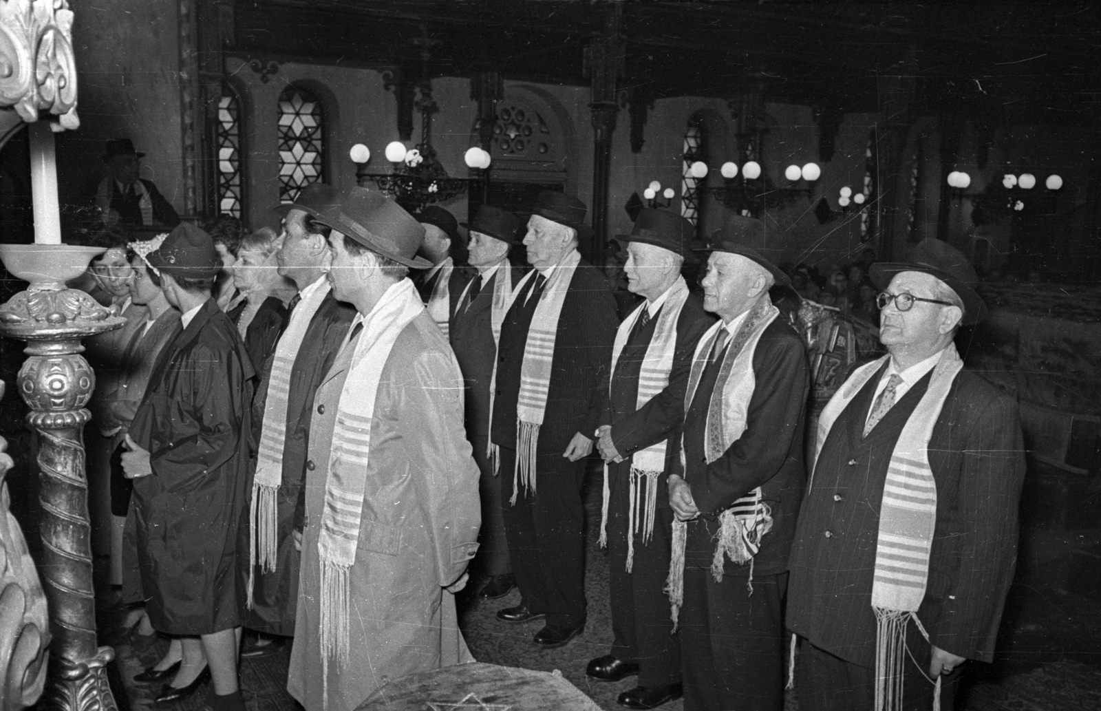 Hungary, Budapest VII., Dohány utcai zsinagóga., 1963, Bauer Sándor, religion, hat, synagogue, judaism, Budapest, yellow star, tallith, Fortepan #114268