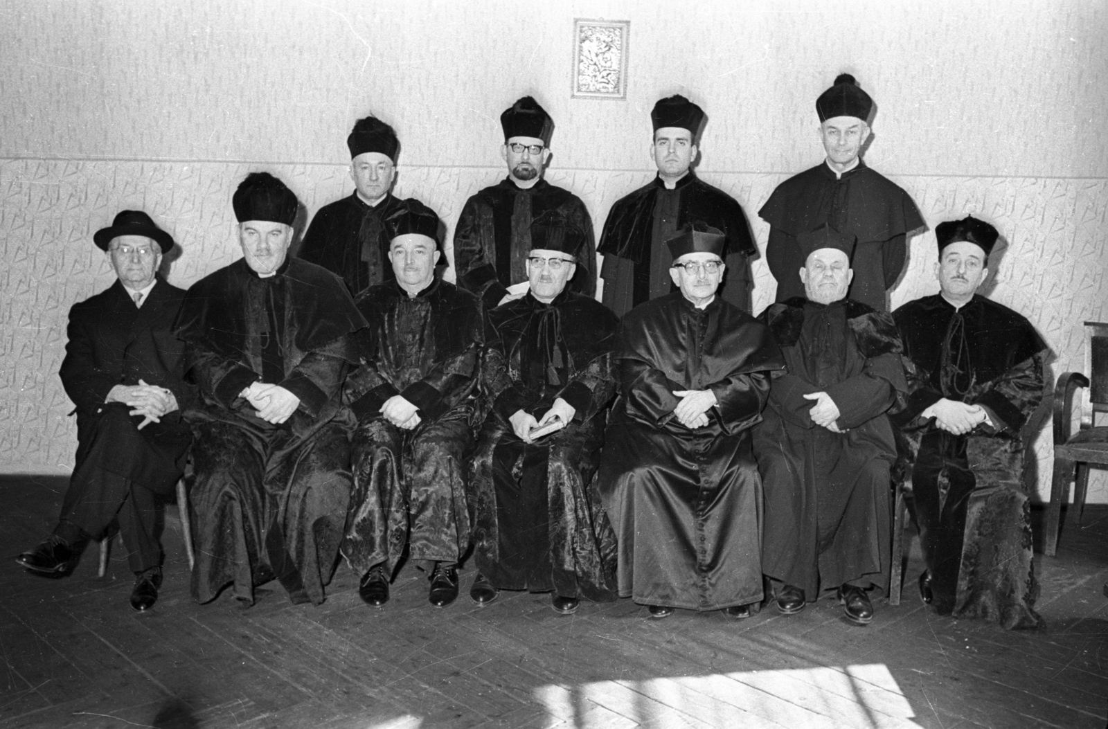 Hungary, Budapest VIII., József körút 27., Országos Rabbiképző Intézet. Elöl bal szélen Szemere Samu, majd Salgó László főrabbi, középen Scheiber Sándor az Intézet igazgatója, tőle jobbra dr. Benoschofsky Imre főrabbi, jobb szélen Schweitzer József pécsi főrabbi., 1967, Bauer Sándor, religion, judaism, Budapest, Fortepan #114274