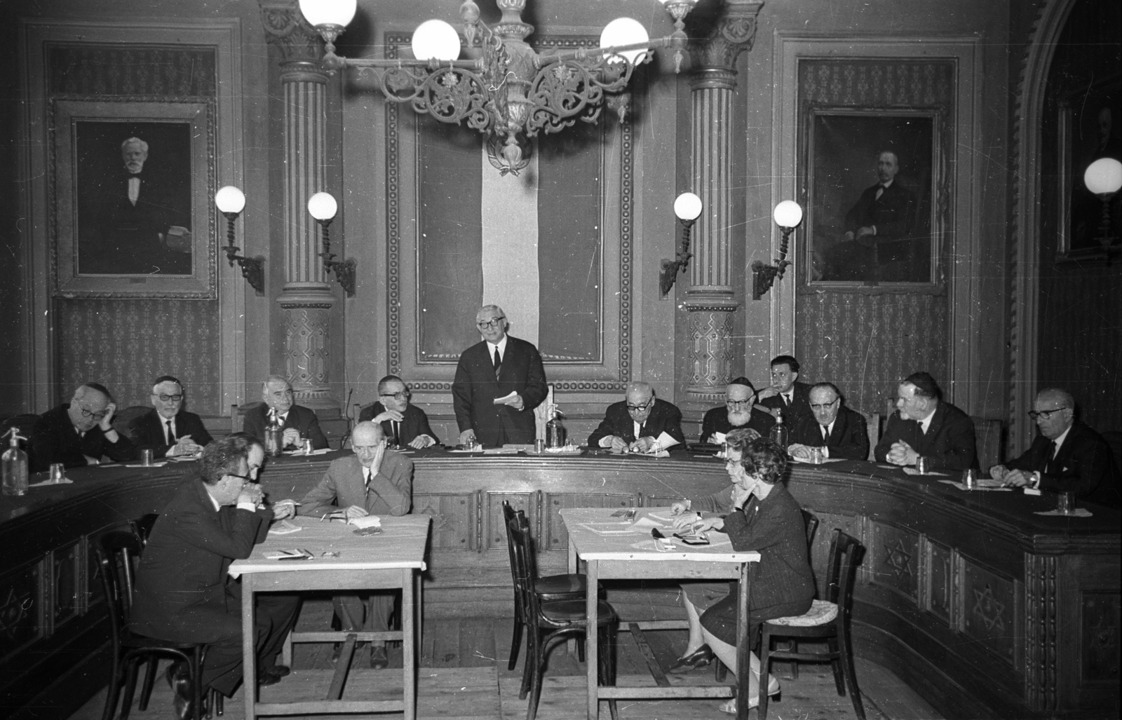 Hungary, Budapest VII., Síp utca 12., a Magyar Izraeliták Országos Képviselete (később a Magyarországi Zsidó Hitközségek Szövetsége) székházának díszterme, a Magyar Izraeliták Országos Képviselete teljes ülése 1968 május 26-án.
Seifert Géza elnök beszédét tartja, tőle balra Benoschofsky Imre főrabbi, jobbra kettővel Schuck Jenő ortodox főrabbi, majd Scheiber Sándor főrabbi és Salgó László főrabbi., 1968, Bauer Sándor, Budapest, Fortepan #114298