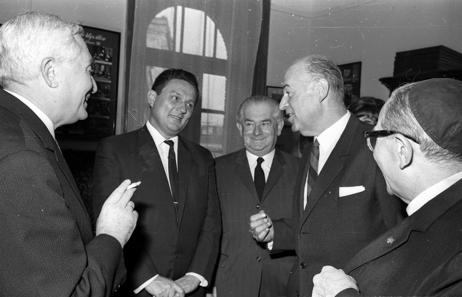 Hungary, Budapest VII., Síp utca 12., a Magyarországi Zsidó Hitközségek Szövetsége székháza. A felvétel Jehuda Léb Levin moszkvai főrabbi budapesti látogatása alkalmával készült. Bal szélen dr. Seifert Géza a MIOK elnöke., 1969, Bauer Sándor, Budapest, Fortepan #114300