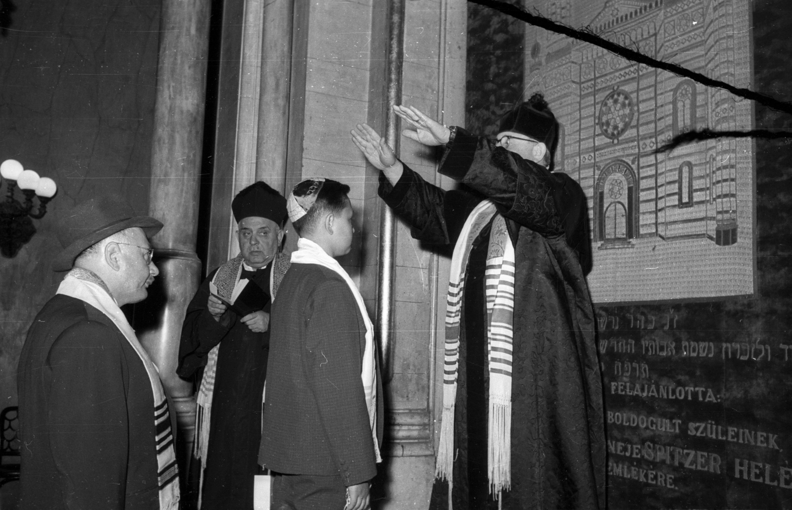 Hungary, Budapest VII., Dohány utcai zsinagóga., 1964, Bauer Sándor, religion, synagogue, boy, wall picture, judaism, Budapest, Hebrew script, blessing, Fortepan #114314