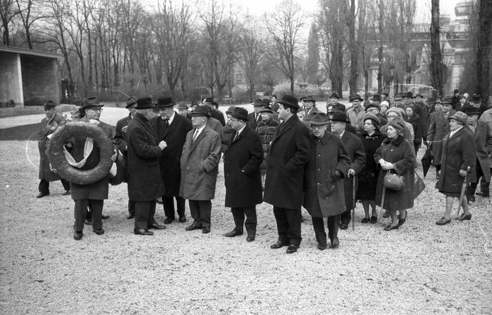 Hungary, Budapest X., Kozma utcai izraelita temető. Elöl balról a harmadik Salgó László főrabbi, a sor jobb szélén dr. Benoschofsky Imre főrabbi., 1966, Bauer Sándor, Budapest, Fortepan #114319