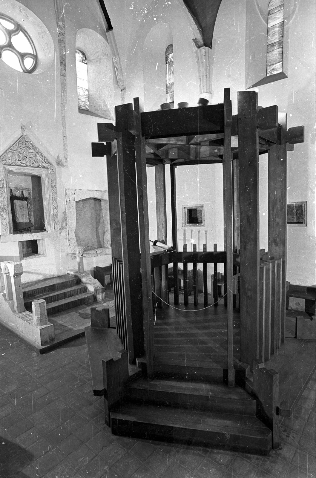 Hungary, Sopron, Új utca 22-24., középkori Ózsinagóga., 1973, Bauer Sándor, religion, monument, synagogue, stairs, pulpit, judaism, Torah scroll, Holy Ark, Fortepan #114331