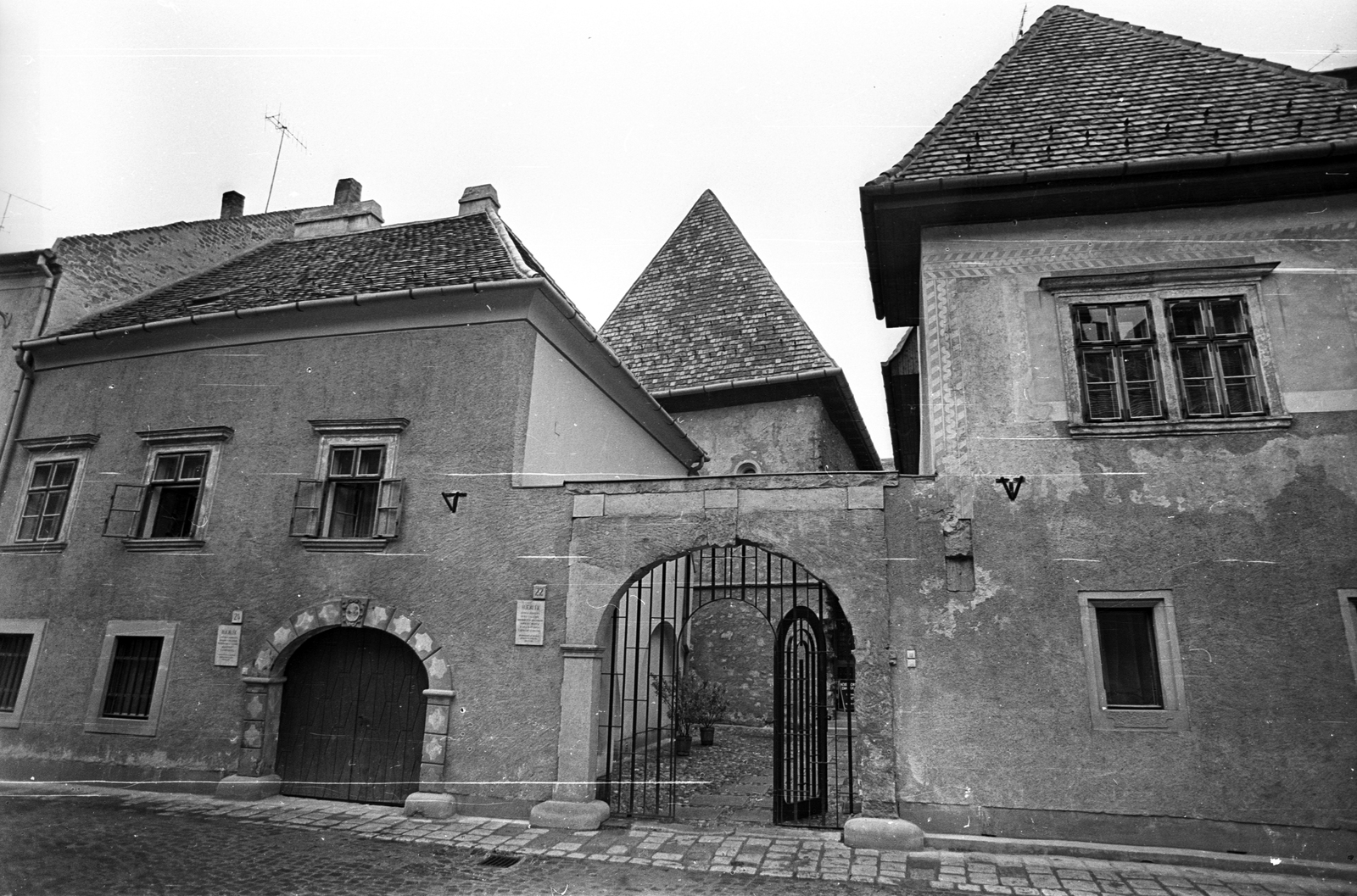 Magyarország, Sopron, Új utca 22-24., középkori Ózsinagóga., 1973, Bauer Sándor, vallás, kapu, utcakép, zsinagóga, épület, kockakő, gótika, zsidóság, emléktábla, vaskapu, főbejárat, Fortepan #114333