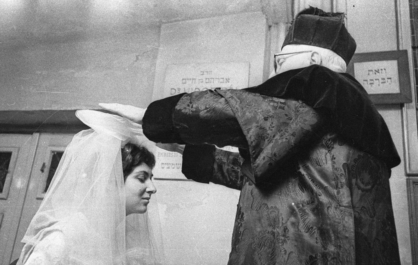Hungary, Budapest II., Frankel Leó út 49., zsinagóga., 1964, Bauer Sándor, religion, wedding ceremony, bride, veil, judaism, Budapest, Hebrew script, blessing, Fortepan #114336