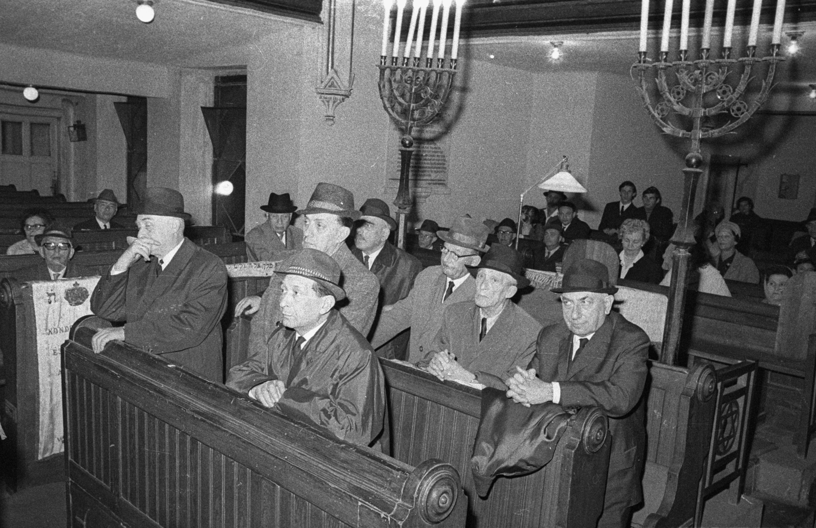 Hungary, Budapest II., Frankel Leó út 49., zsinagóga., 1964, Bauer Sándor, religion, hat, men, judaism, chapel, Budapest, Hebrew script, menorah, yellow star, Fortepan #114338