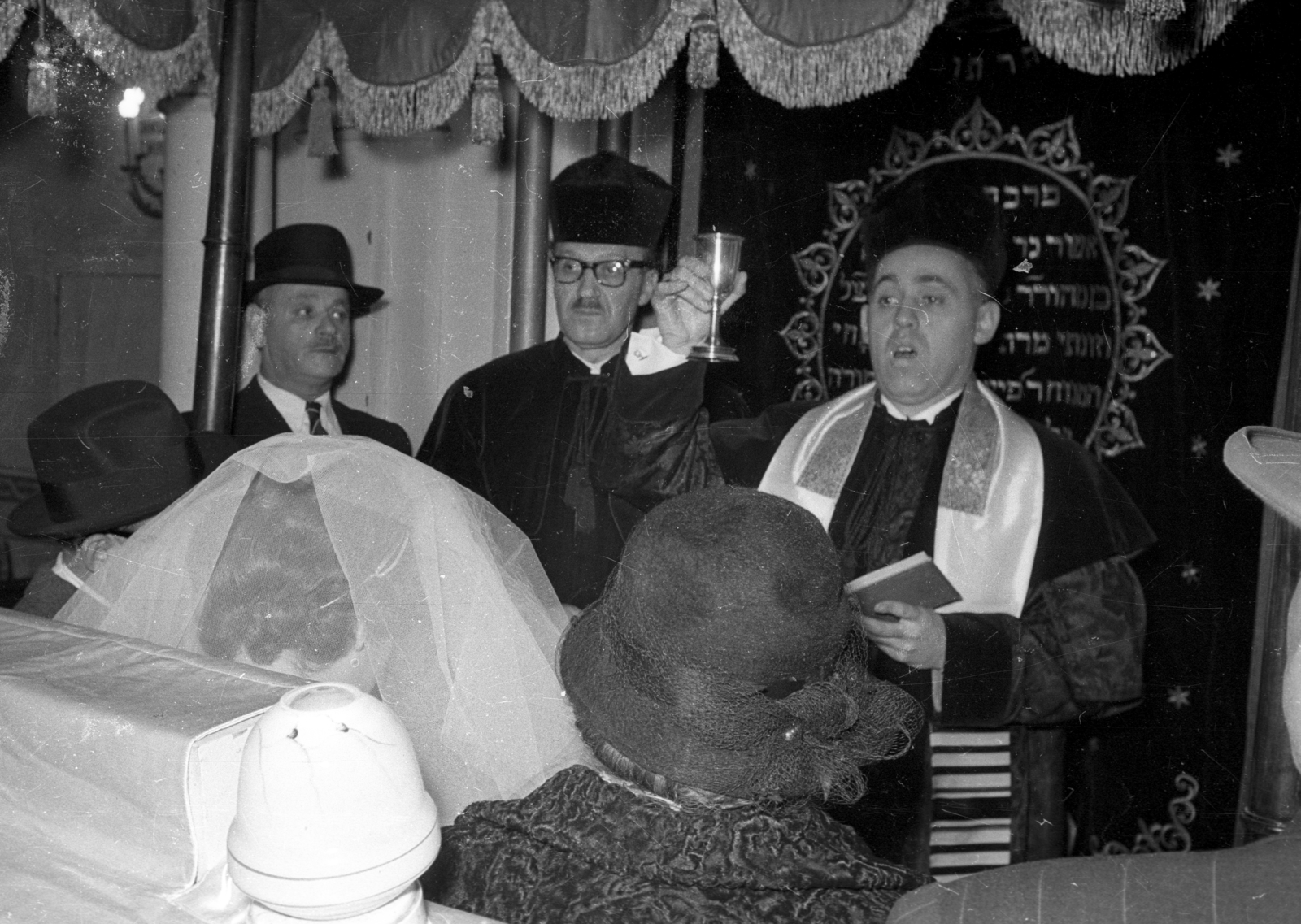 Magyarország, Budapest VIII., József körút 27., az Országos Rabbiképző Intézet zsinagógája., 1966, Bauer Sándor, esküvő, Budapest, fátyol, Fortepan #114349