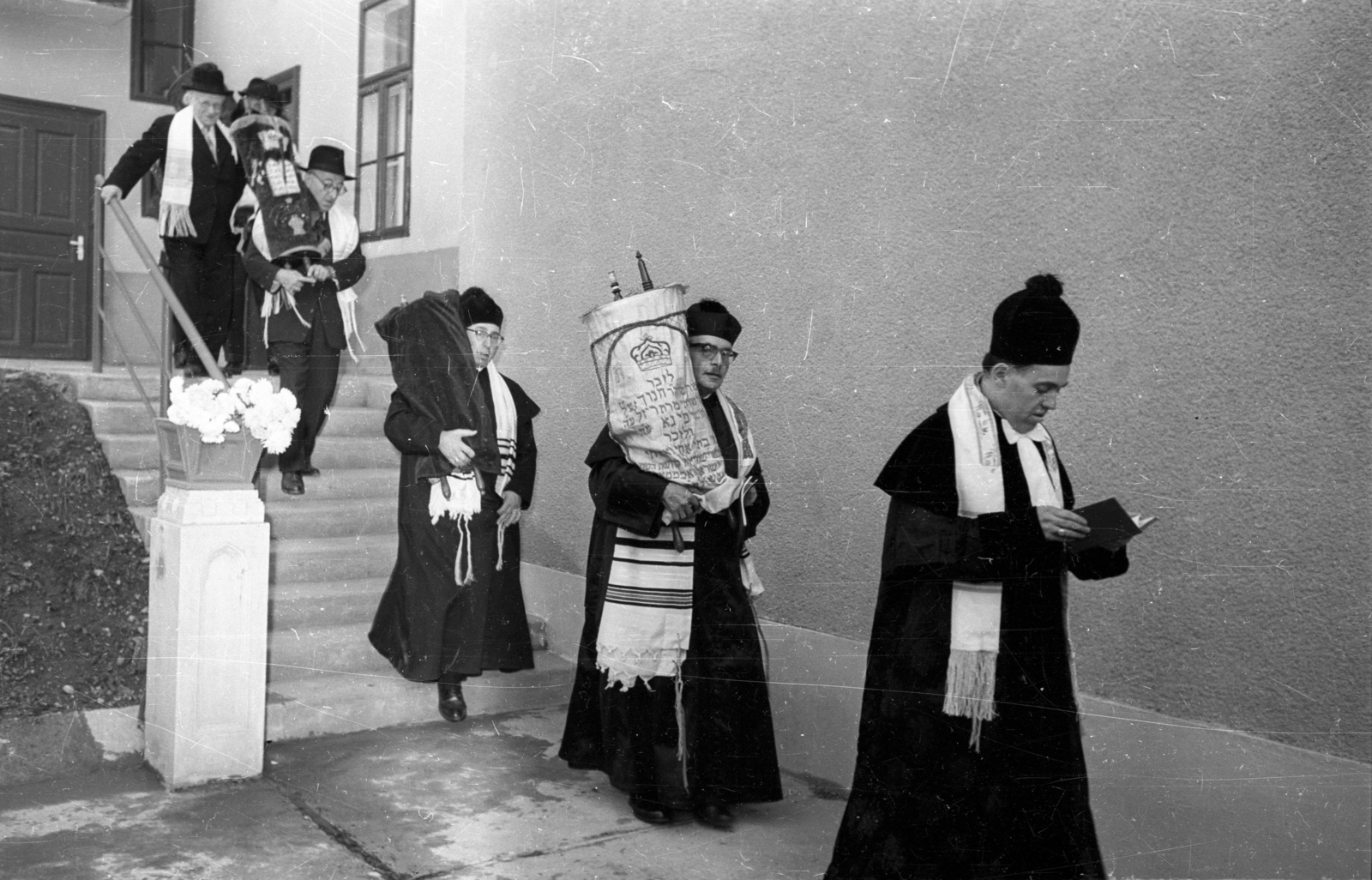 Hungary, Gyöngyös, Gárdonyi Géza utca - Kőrösi Csoma Sándor utca sarok, tóratekercsek körbehordozása a zsidó imaház felavatásakor. Elöl Szirmai Zoltán kántor, mögötte a Tórával Dr Benoschofsky Imre országos főrabbi, majd Weisz Dávid gyöngyösi rabbi, Sós Endre a MIOK elnöke és Steiner Marcell a MIOK alelnöke., 1964, Bauer Sándor, Fortepan #114355