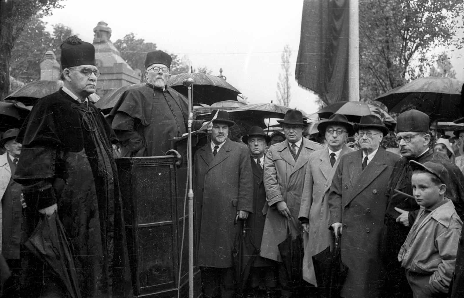 Hungary, Budapest X., Kozma utcai izraelita temető. Az Ismeretlen Munkaszolgálatos emlékművének felavatása 1959. szeptember 27-én. Balról Ábrahámsohn Manó főkántor, az emelvényen Schwarz Benjámin főrabbi, tőle jobbra Salgó László főrabbi. Jobbról a második Dr. Benoschofsky Imre főrabbi, tőle balra Steiner Marcell a MIOK alelnöke és Sós Endre a MIOK elnöke., 1959, Bauer Sándor, Budapest, Fortepan #114366