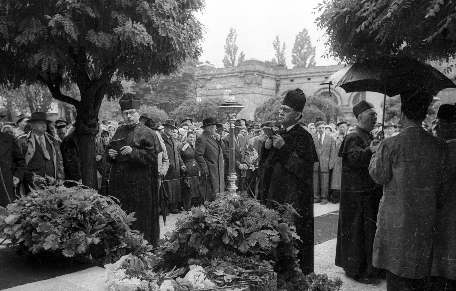 Hungary, Budapest X., Kozma utcai izraelita temető. Az Ismeretlen Munkaszolgálatos emlékművének felavatása 1959. szeptember 27-én. Bal oldalon dr. Benoschofsky Imre országos főrabbi, jobbra Ábrahámson Manó főkántor., 1959, Bauer Sándor, Budapest, Fortepan #114375