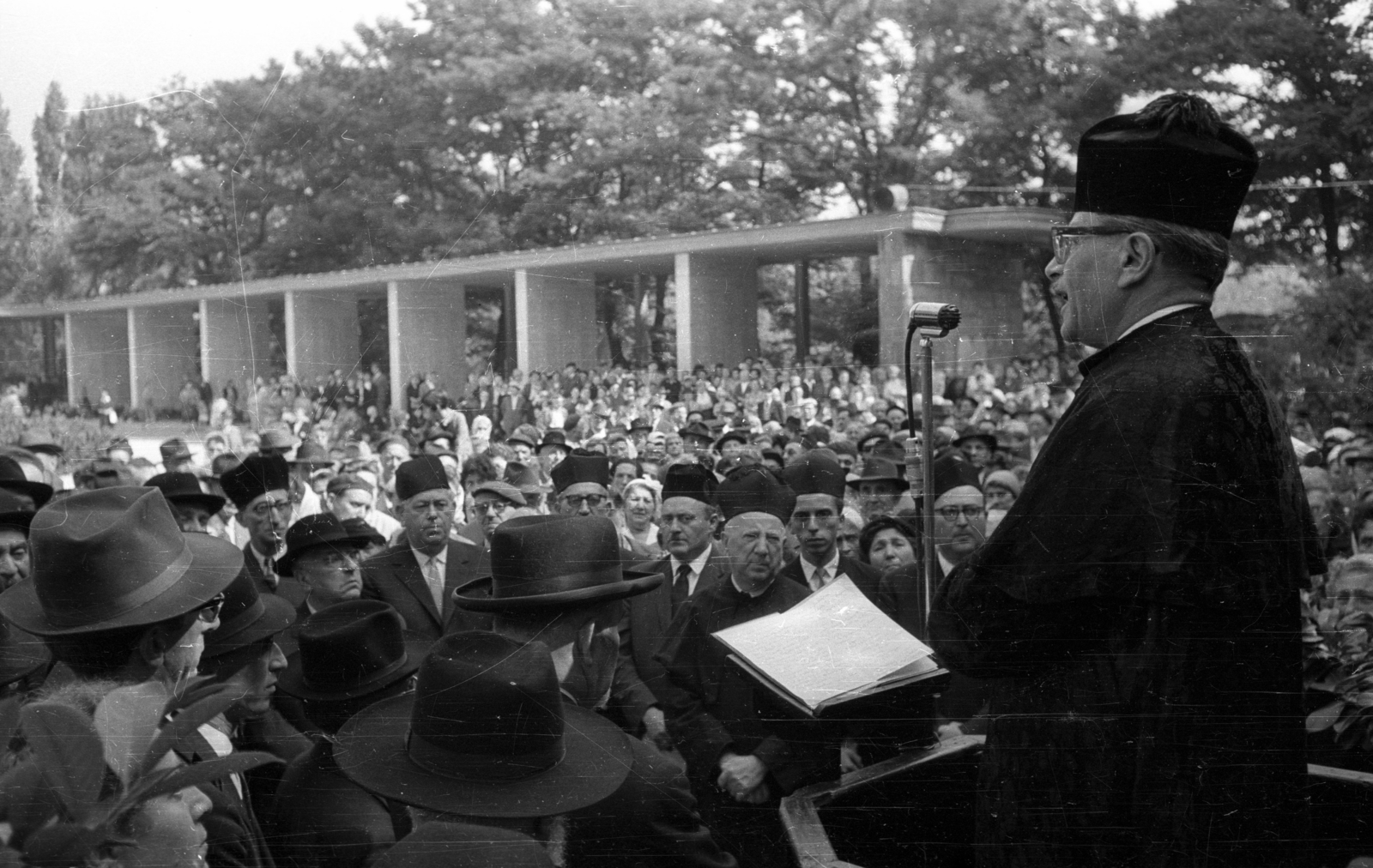 Hungary, Budapest X., Kozma utcai izraelita temető, háttérben a Holokauszt emlékmű., 1959, Bauer Sándor, Budapest, Fortepan #114379