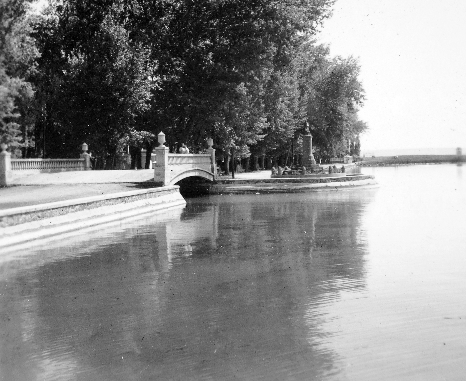 Hungary, Balatonalmádi, Sóhajok Hídja és az Irredenta Örökmécses a parti sétányon., 1940, Gyöngyi, Fortepan #11438