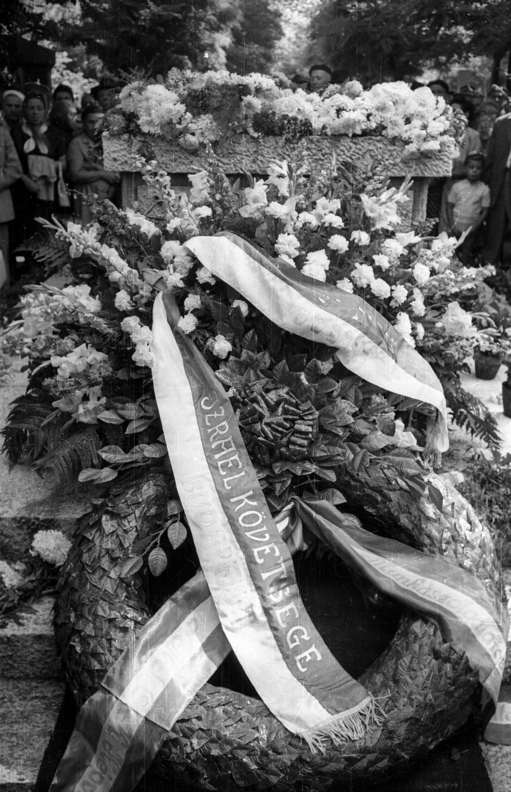 Hungary, Budapest X., Kozma utcai izraelita temető, a koszorúkkal borított Ismeretlen Munkaszolgálatos emlékműve., 1959, Bauer Sándor, Budapest, Fortepan #114384