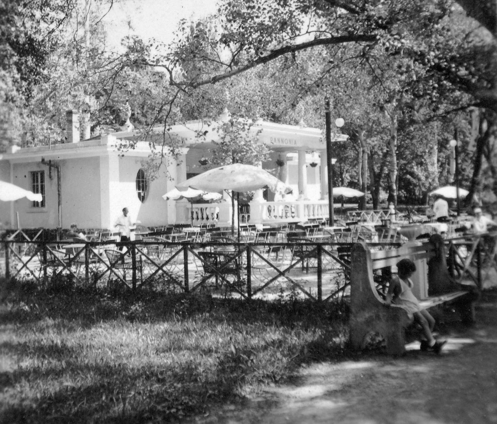 Magyarország, Balatonalmádi, Pannónia étterem (később Liget kávéház) a Séta utcában, a hajóállomás melletti Öregparkban., 1940, Gyöngyi, napernyő, kerthelyiség, pad, kerti bútor, Fortepan #11439