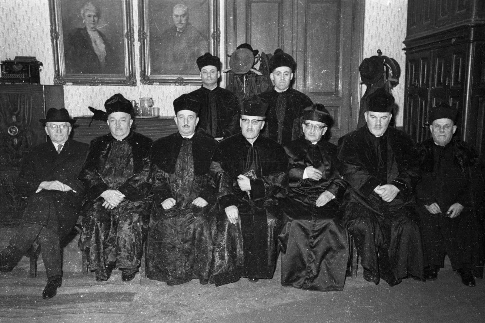 Hungary, Budapest VIII., Elöl középen Scheiber Sándor az Intézet igazgatója, tőle balra Schweitzer József pécsi főrabbi, jobbra dr. Benoschofsky Imre és Salgó László, Domán Ernő főrabbik, bal szélen Szemere Samu. Állósor: Domán István, frissen avatott rabbi, Szirmai (Schnürmacher) Zoltán, frissen avatott kántor., 1965, Bauer Sándor, Budapest, Fortepan #114396