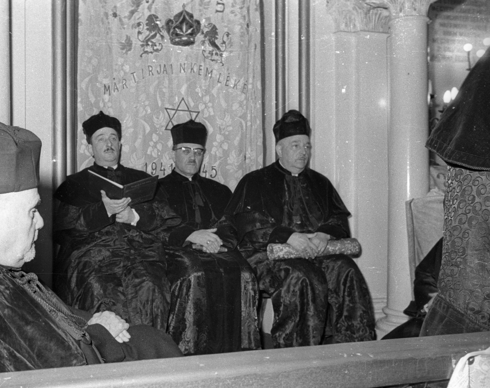 Hungary, Budapest VIII., József körút 27., az Országos Rabbiképző Intézet zsinagógája. Hátul ül balról Schweitzer József pécsi főrabbi és Scheiber Sándor az Intézet igazgatója., 1963, Bauer Sándor, religion, glasses, synagogue, wall picture, pillar, judaism, Budapest, yellow star, Fortepan #114401