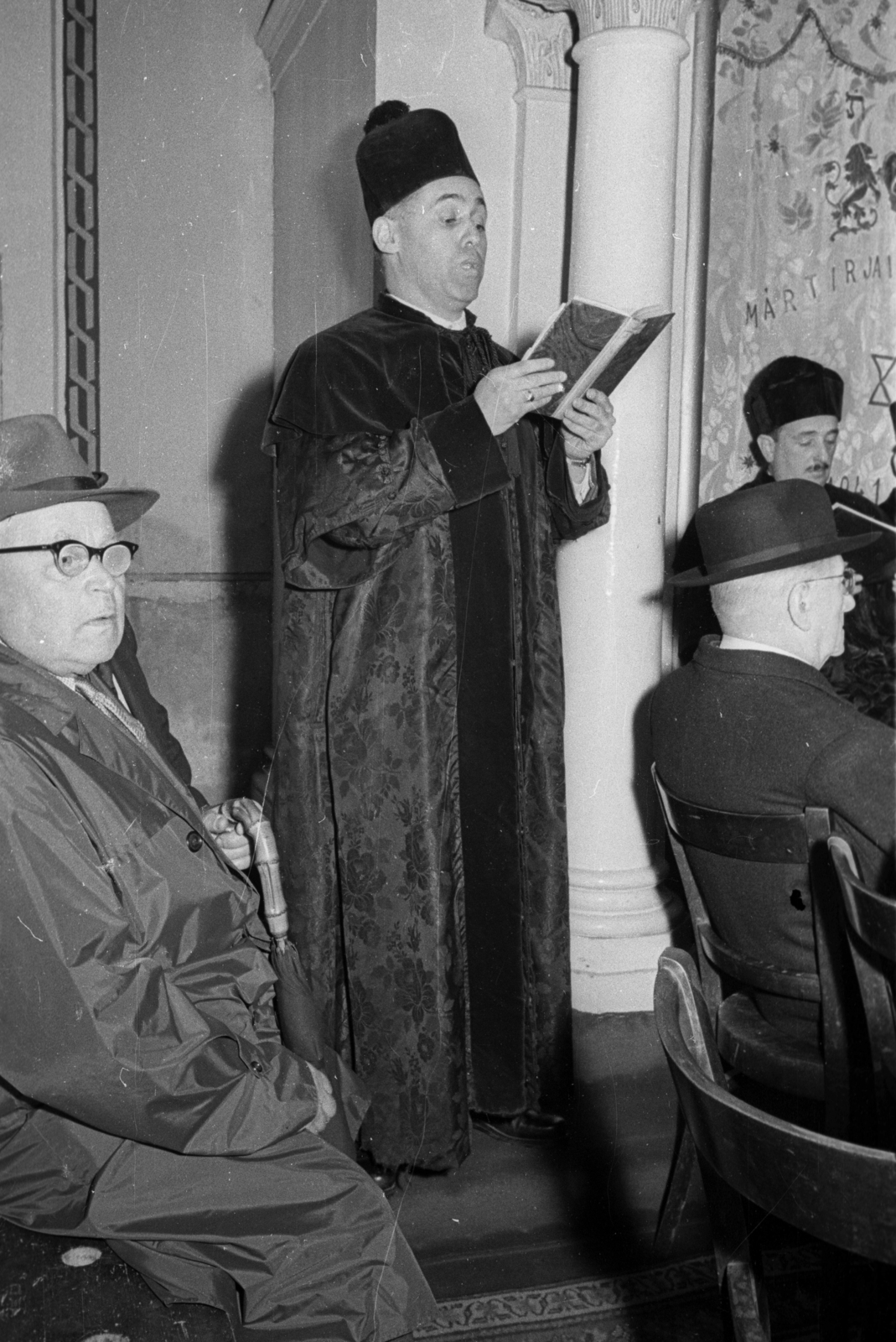 Hungary, Budapest VIII., József körút 27., az Országos Rabbiképző Intézet zsinagógája. Szirmai (Schnürmacher) Zoltán kántor zsoltárt recsitál Domán István rabbivá avatása alkalmából. Jobbra tőle (ornátusban, az oszlopnál) Schweitzer József pécsi főrabbi., 1965, Bauer Sándor, judaism, Budapest, Fortepan #114402