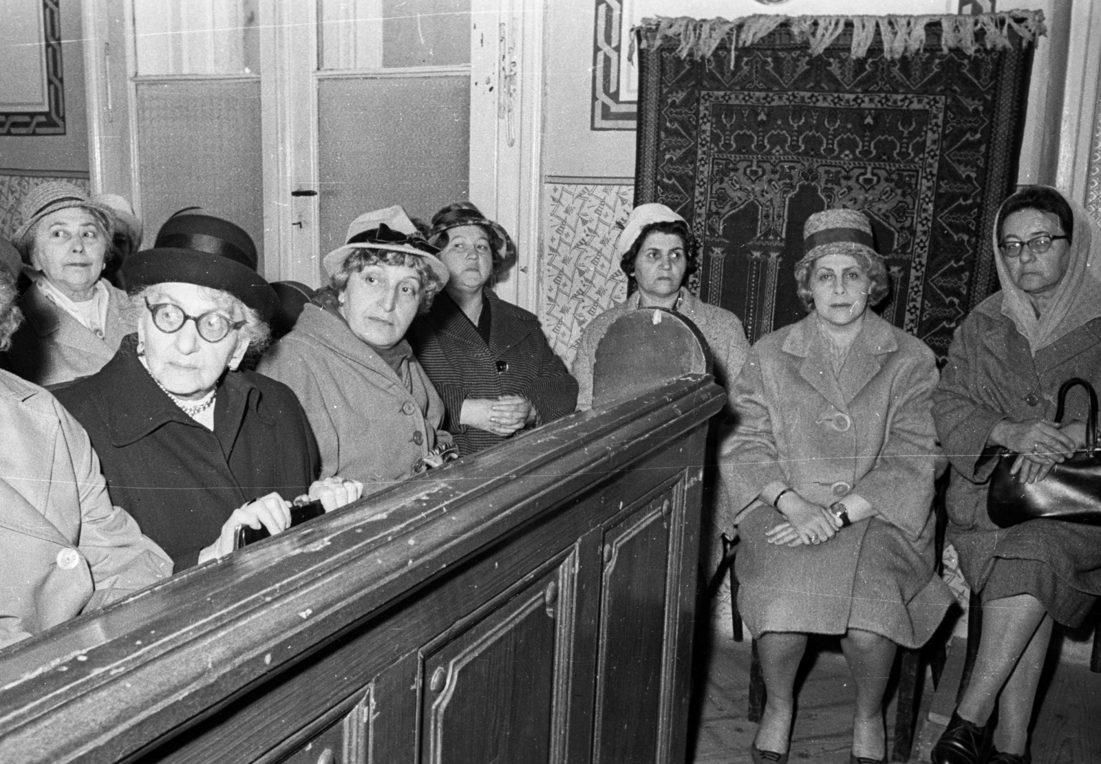Hungary, Budapest VIII., József körút 27., az Országos Rabbiképző Intézet zsinagógája., 1963, Bauer Sándor, religion, hat, women, synagogue, headscarf, judaism, tapestry, Budapest, Fortepan #114403