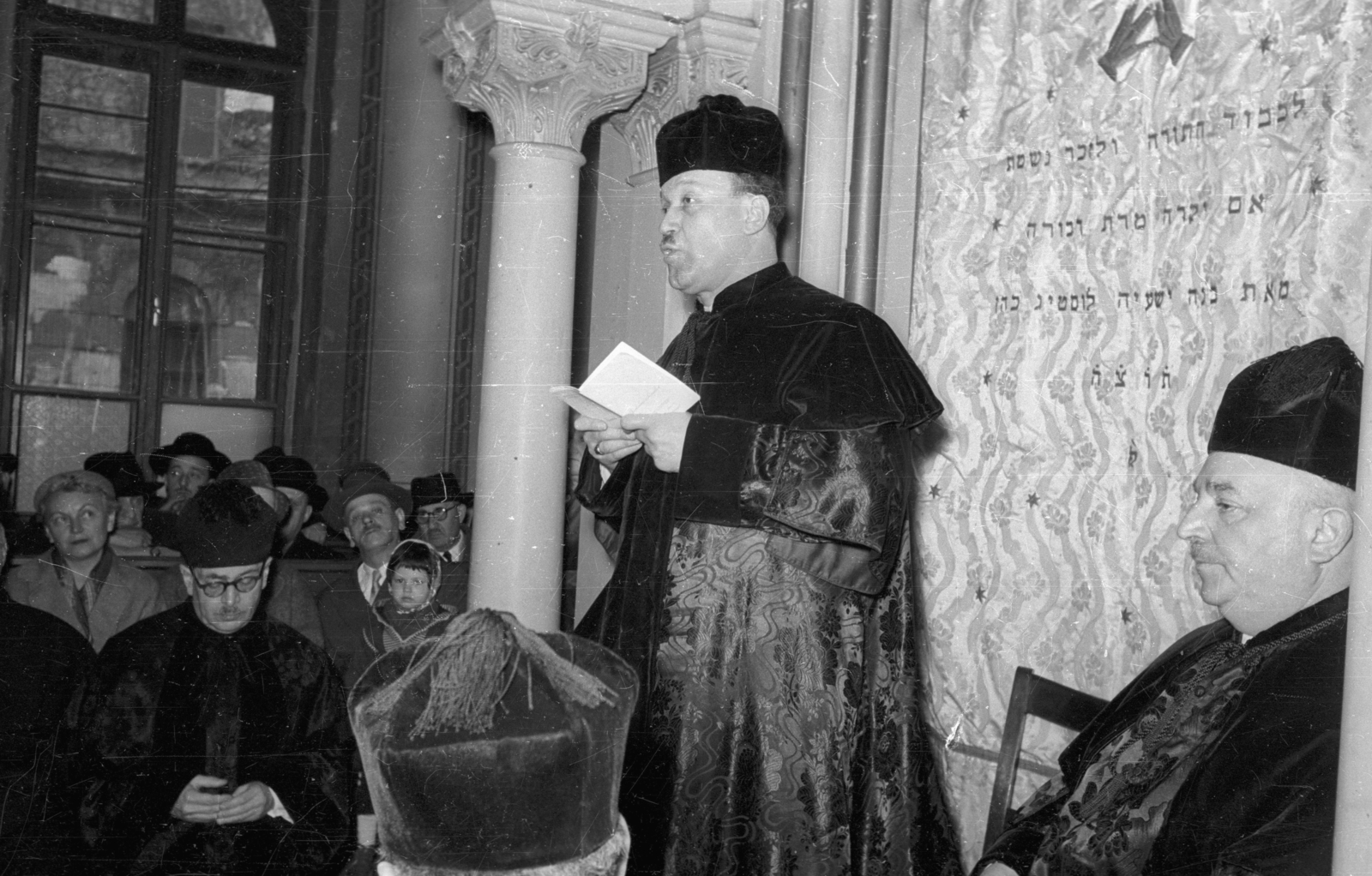 Hungary, Budapest VIII., József körút 27., az Országos Rabbiképző Intézet zsinagógája. Jobbra áll Scheiber Sándor az Intézet igazgatója, tőle balra ül dr. Benoschofsky Imre főrabbi., 1963, Bauer Sándor, religion, synagogue, wall picture, judaism, Budapest, Hebrew script, capital, Fortepan #114417
