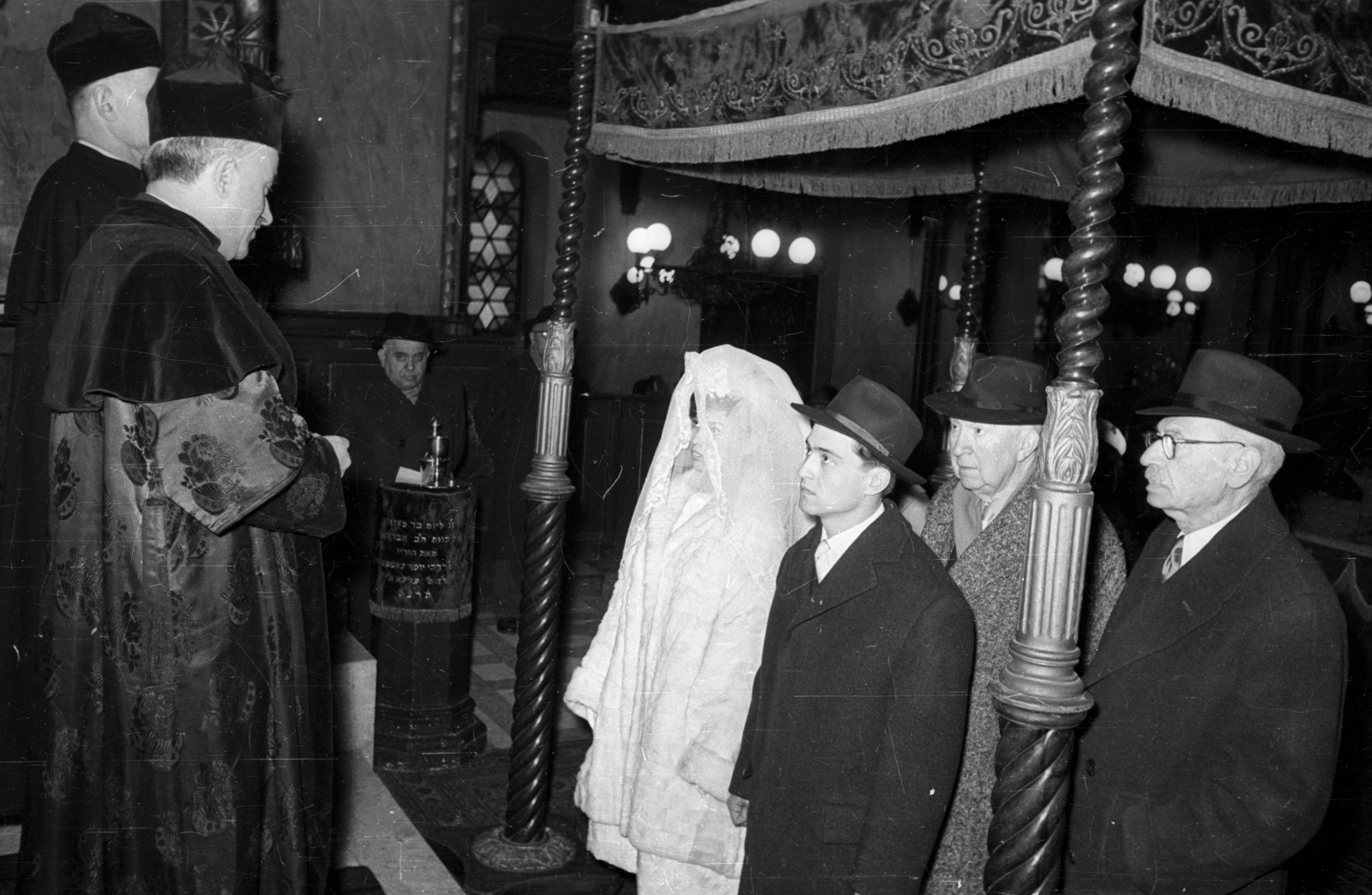 Hungary, Budapest VII., Dohány utcai zsinagóga, balra Fisch Henrik főrabbi., 1960, Bauer Sándor, Budapest, chuppah, synagogue, wedding ceremony, Fortepan #114419