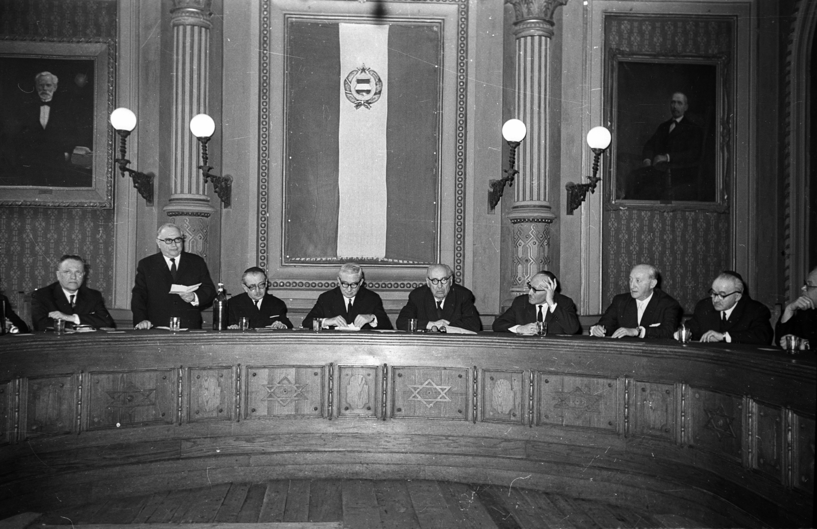 Hungary, Budapest VII., Síp utca 12., a Magyarországi Zsidó Hitközségek Szövetsége székházának díszterme. Április 4-i ünnepség. Bal szélen Dr. Eichler Benjamin a Szlovákiai Zsidó Hitközségek Szövetségének elnöke., 1968, Bauer Sándor, religion, flag, crest, judaism, Budapest, Fortepan #114427