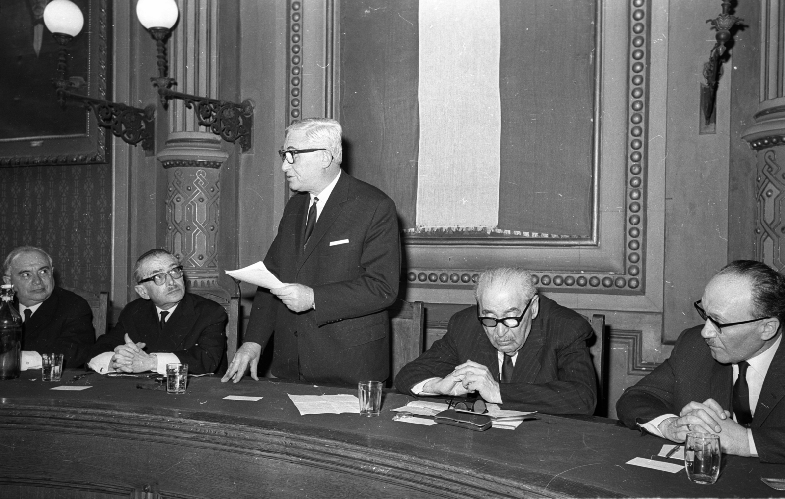 Hungary, Budapest VII., Síp utca 12., a Magyarországi Zsidó Hitközségek Szövetsége székházának díszterme, április 4-i ünnepség. Balról Kulcsár Imre a MIOK alelnöke, Benoschofsky Imre főrabbi, Seifert Géza a MIOK elnöke, Láng Vikor a MIOK alelnöke, Scheiber Sándor főrabbi., 1968, Bauer Sándor, religion, judaism, Budapest, Fortepan #114428