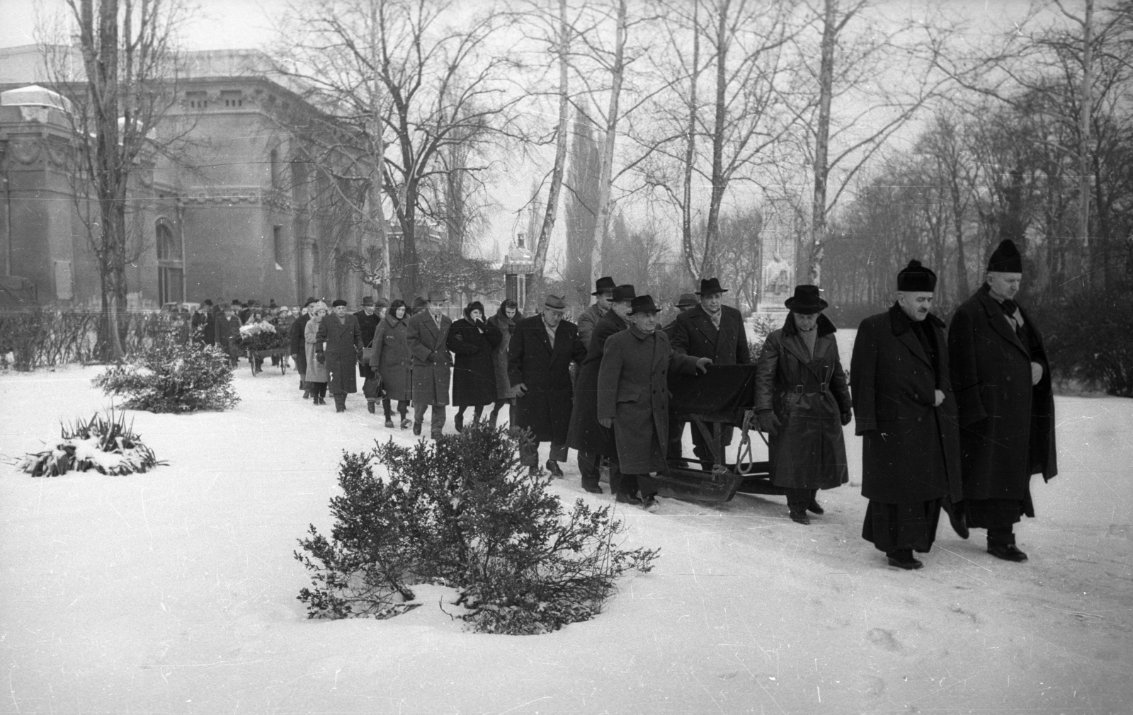 Hungary, Budapest X., Kozma utcai izraelita temető, jobbról a második Fisch Henrik főrabbi., 1960, Bauer Sándor, Budapest, funeral procession, Fortepan #114429