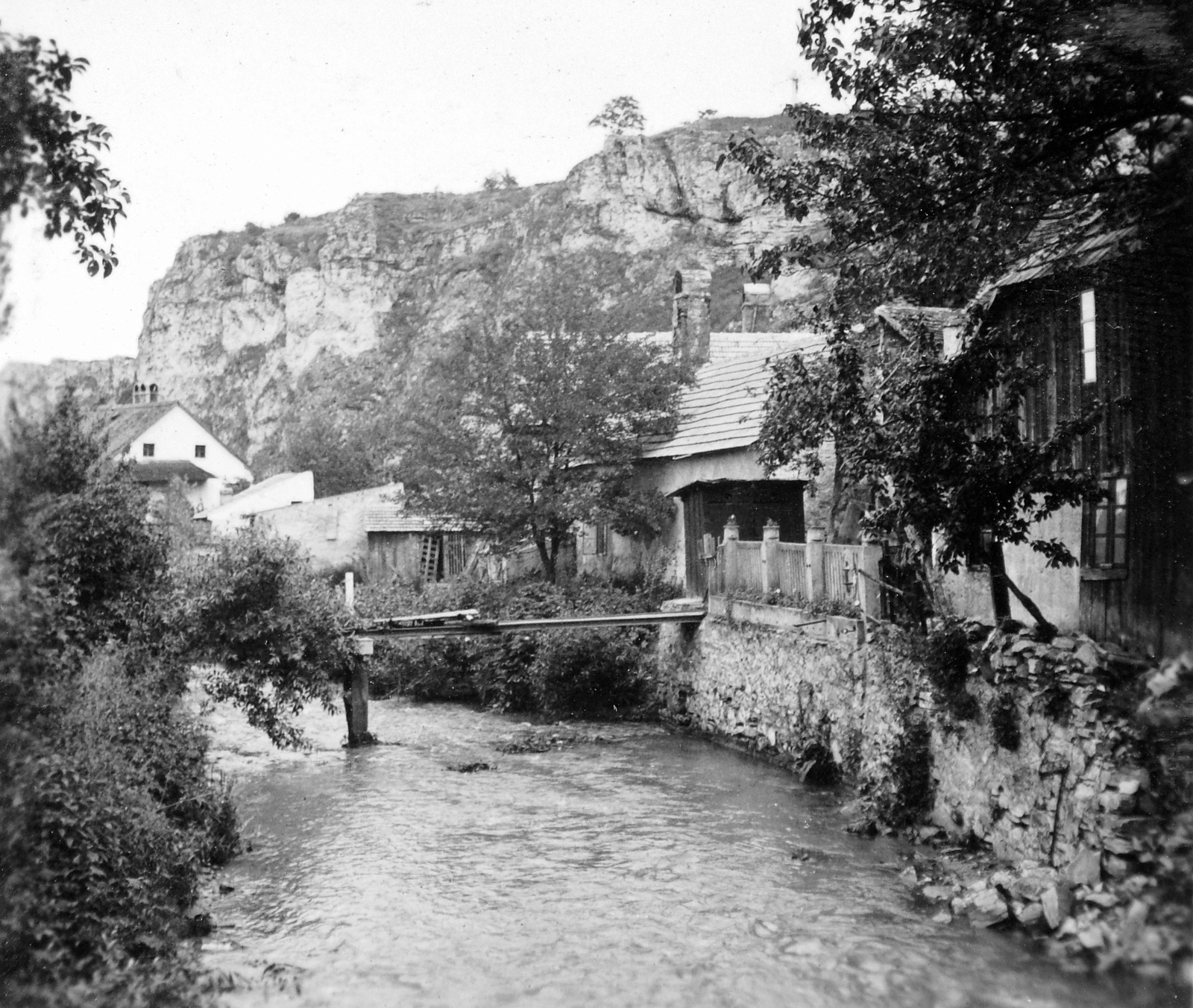 Magyarország, Veszprém, a Benedek-hegy a Séd partjáról fényképezve., 1940, Gyöngyi, Fortepan #11443