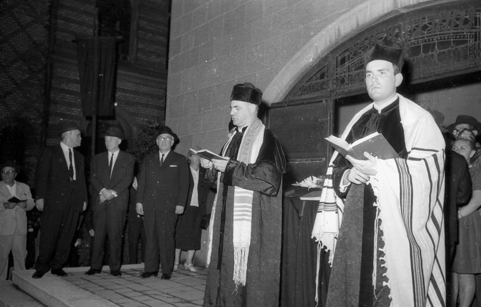 Hungary, Budapest IV., Berzeviczy Gergely utca 8., a zsinagóga udvara., 1964, Bauer Sándor, Budapest, Fortepan #114437