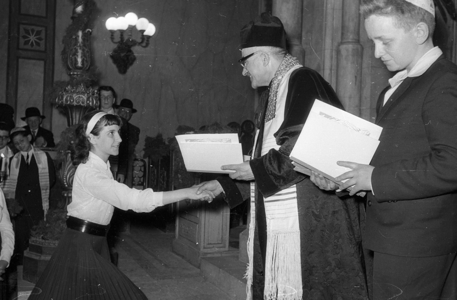 Hungary, Budapest VII., Dohány utcai zsinagóga., 1960, Bauer Sándor, synagogue, judaism, Budapest, tallith, handshake, Fortepan #114445