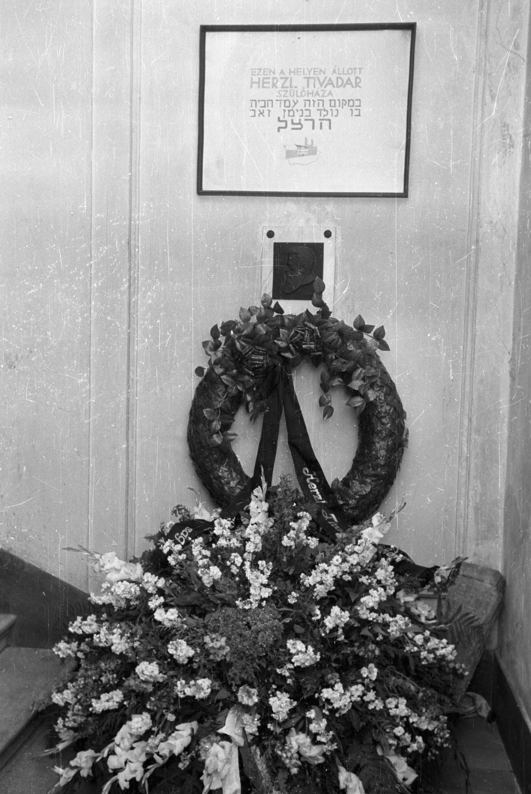 Hungary, Budapest VII., Dohány utca 2., Zsidó Múzeum, Herzl Tivadar emléktáblája., 1964, Bauer Sándor, Budapest, Fortepan #114448