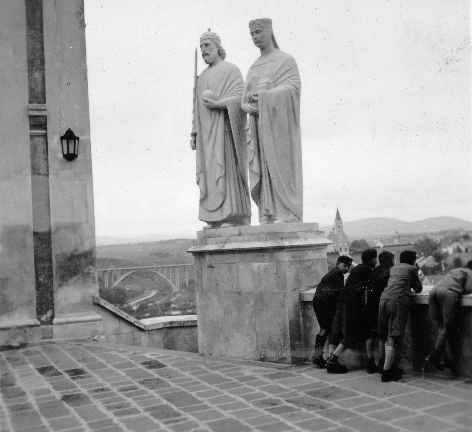 Hungary, Veszprém, Várkilátó, Szent István király és Gizella királyné szobra., 1940, Gyöngyi, Saint Stephen I-portrayal, sculptural group, Blessed Gisela of Hungary-portrayal, Fortepan #11445