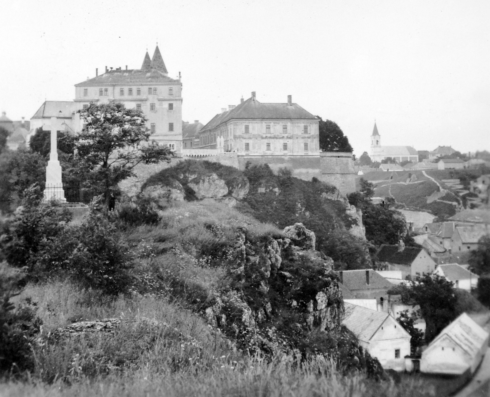 Hungary, Veszprém, a Vár a Benedek-hegyről fényképezve., 1940, Gyöngyi, church, Fortepan #11446