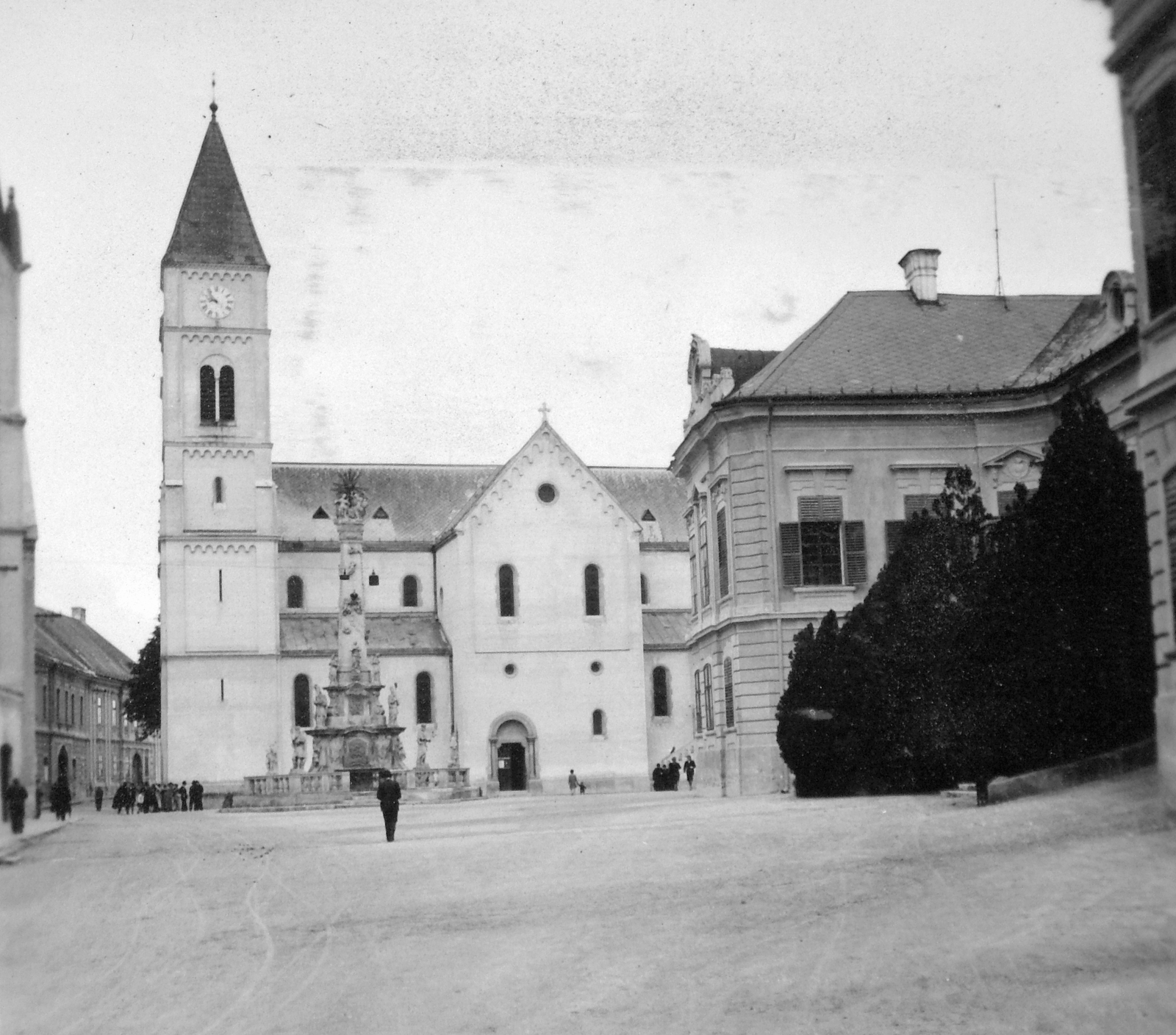 Hungary, Veszprém, Szentháromság tér, Szentháromság-szobor, mögötte a Szent Mihály-székesegyház., 1940, Gyöngyi, church clock, Holy Trinity Statue, Fortepan #11447