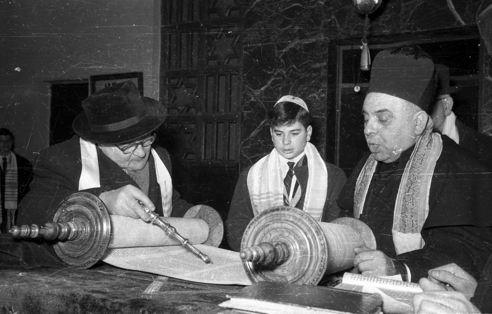 Hungary, Budapest VII., Dohány utca, Hősök temploma., 1963, Bauer Sándor, religion, synagogue, judaism, Budapest, Hebrew script, Torah scroll, yellow star, tallith, pointer, Fortepan #114481