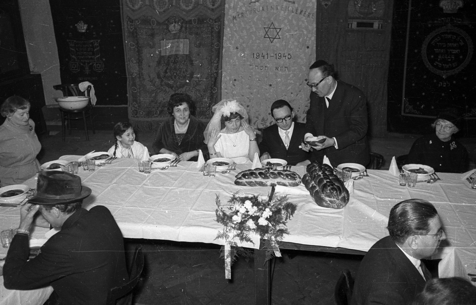 Hungary, Budapest VIII., József körút 27., az Országos Rabbiképző Intézet zsinagógája., 1961, Bauer Sándor, wedding ceremony, Budapest, challah, Fortepan #114502