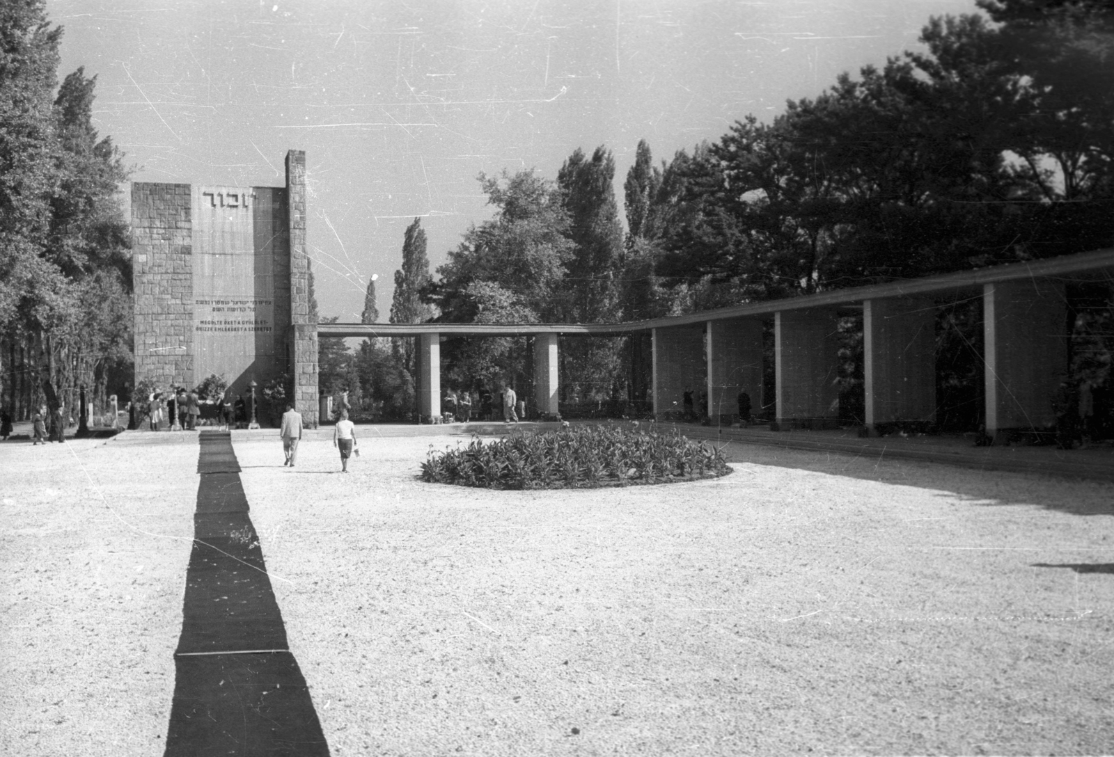 Magyarország, Budapest X., Kozma utcai izraelita temető, a Hajós Alfréd által tervezett Holokauszt emlékmű., 1962, Bauer Sándor, zsidóság, Budapest, héber írás, Fortepan #114508