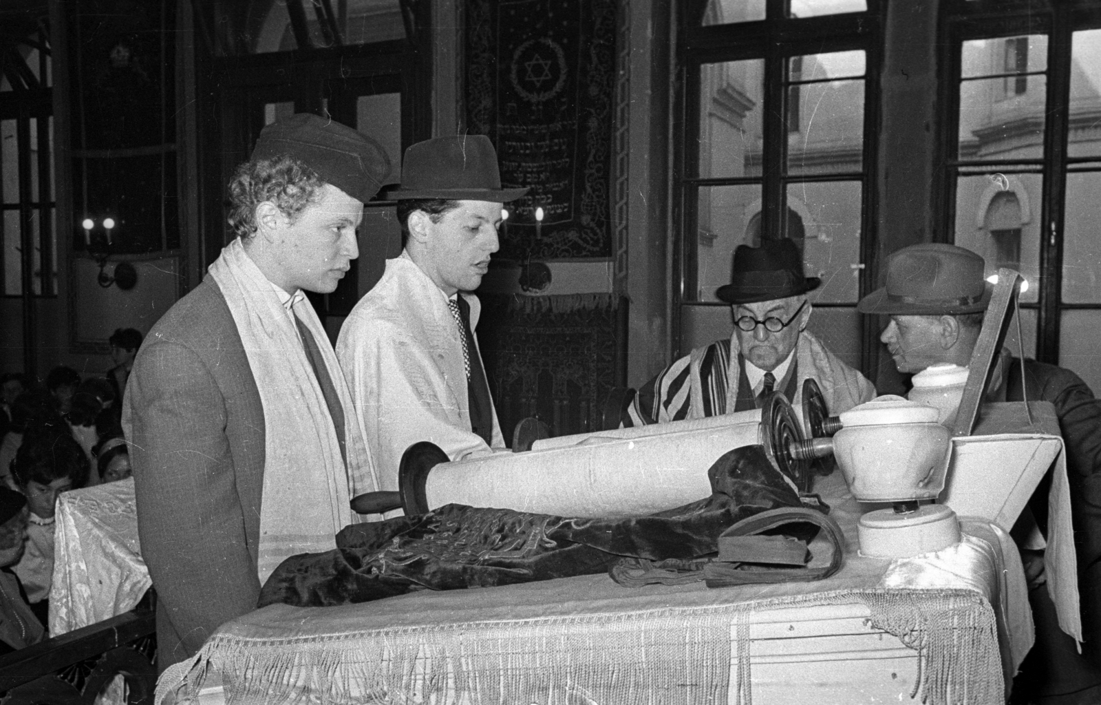 Hungary, Budapest VIII., József körút 27., az Országos Rabbiképző Intézet zsinagógája., 1961, Bauer Sándor, synagogue, judaism, Budapest, yellow star, tallith, Fortepan #114513