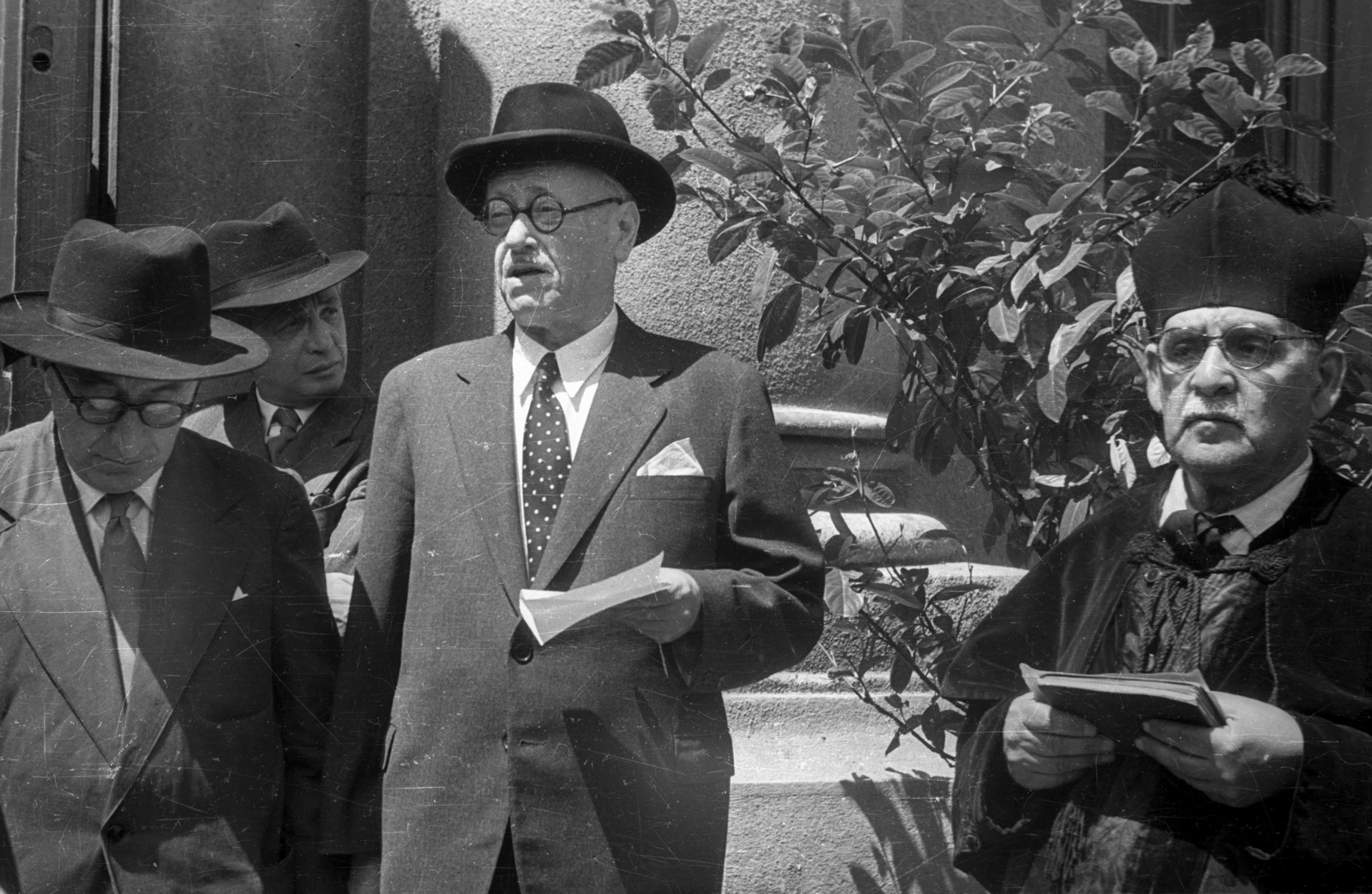 Hungary, Budapest X., Kozma utcai izraelita temető. Balról Sós Endre a MIOK elnöke, Steiner Marcell a MIOK alelnöke, Ábrahámsohn Manó főkántor. A felvétel 1959. június 7-én írók és művészek sírkőveinek avatásakor készült., 1959, Bauer Sándor, Budapest, Fortepan #114521