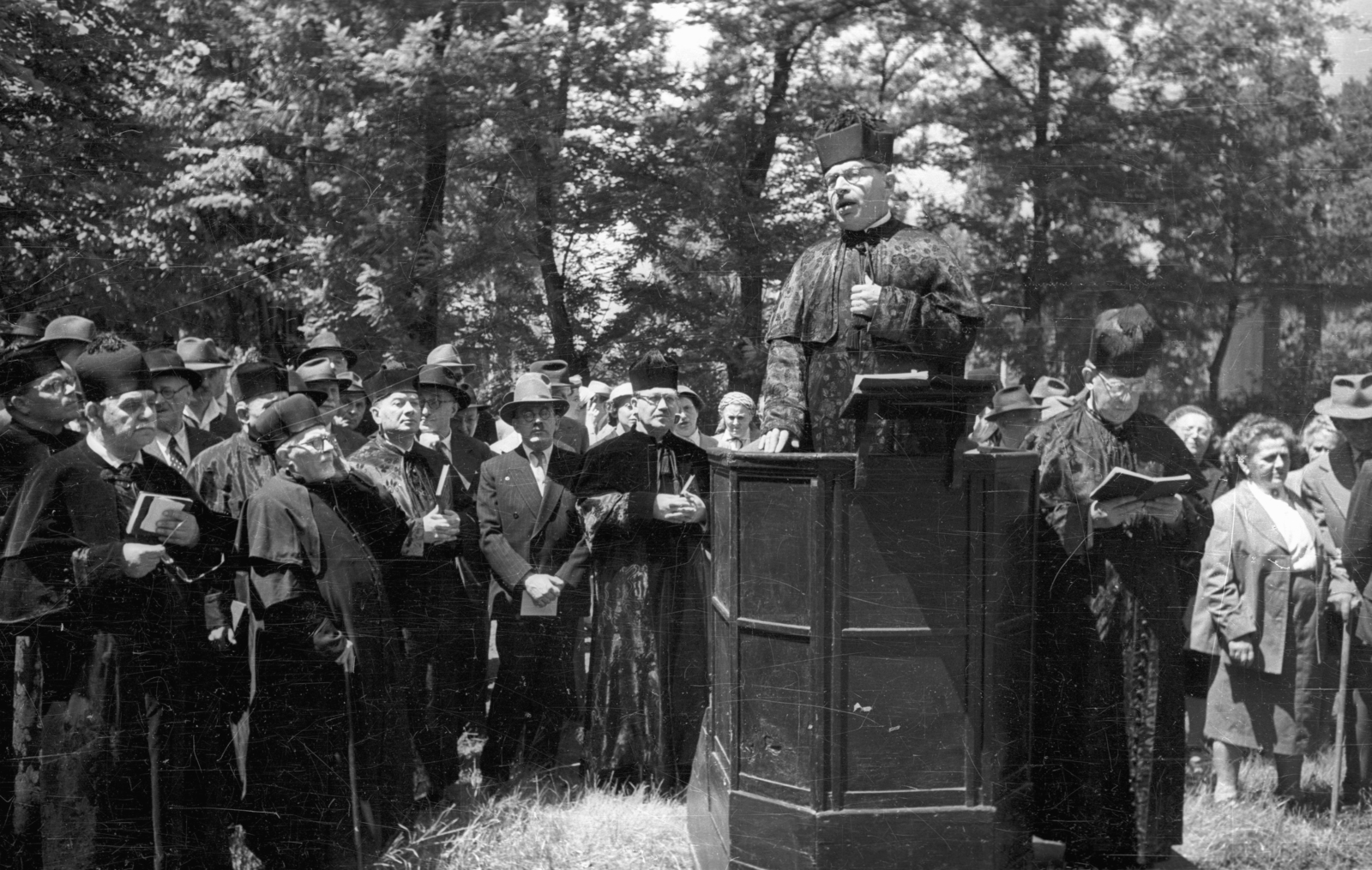 Hungary, Budapest X., Kozma utcai izraelita temető. Bal szélen Mandel (Máté) Miklós főrabbi, előtte Abrahamsohn Manó főkántor, tőle jobbra bottal Schwarz Benjámin főrabbi, tőle jobbra kissé hátrébb Katona József főrabbi, tőle kettővel jobbra Dr. Scheiber Sándor főrabbi, a szónoki emelvényen dr. Benoschofsky Imre országos főrabbi, tőle jobbra Dér István rabbi. A felvétel 1959. június 7-én készült., 1959, Bauer Sándor, Budapest, Fortepan #114523