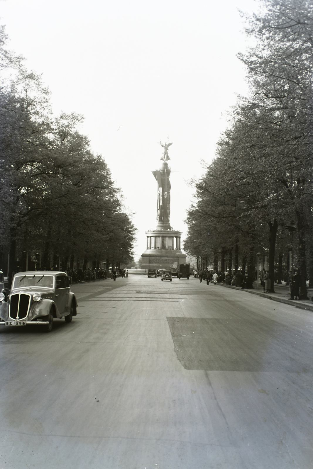 Germany, Berlin, Tiergarten, Strasse des 17. Juni (Ost West Achse), szemben a Győzelmi oszlop (Siegessäule), alkalmi díszítéssel Hitler Rómába történő elutazásakor, 1938. május 2-án., 1938, Buzinkay Géza, bicycle, automobile, Fortepan #114530