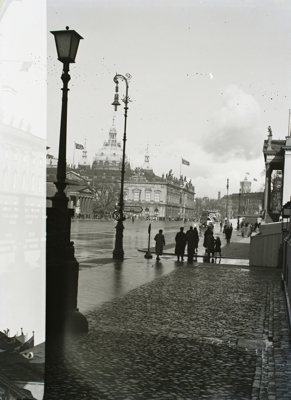 Germany, Berlin, Unter den Linden a Zeughaus (később Német Történeti Múzeum) felé nézve, a háttérben balra a Dóm kupolája, jobbra a Városháza tornya látszik., 1938, Buzinkay Géza, Fortepan #114533