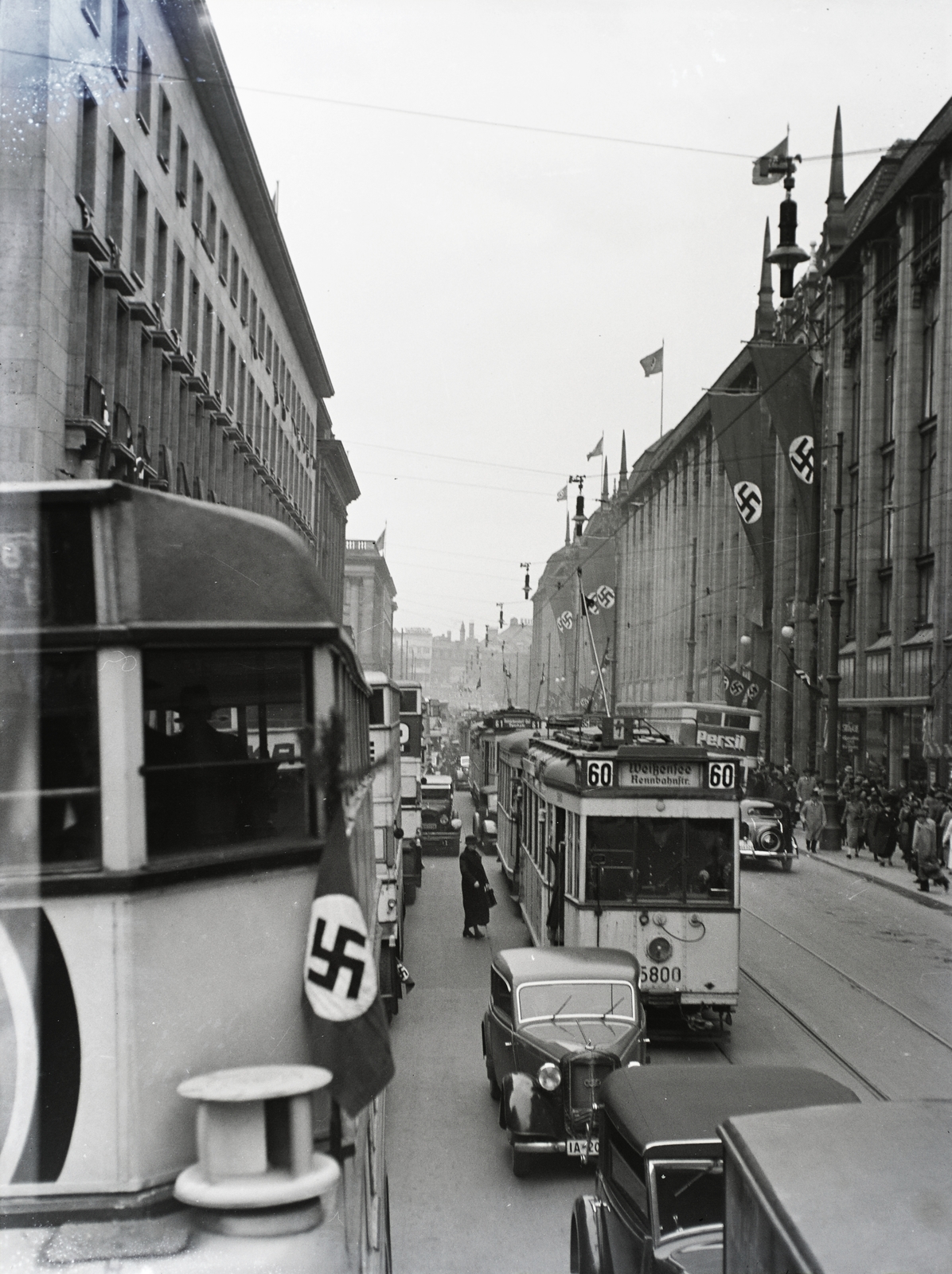 Germany, Berlin, Leipziger Strasse a Wilhelmstrasse felől a Potsdamer Platz felé nézve. Forgalmi torlódás Hitler Rómába történő elutazásakor, 1938. május 2-án., 1938, Buzinkay Géza, tram, swastica, public transport, Fortepan #114537